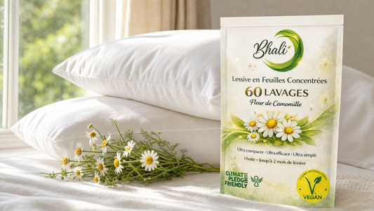 Oreillers blancs propres et moelleux — lessive en feuilles Bhali Camomille